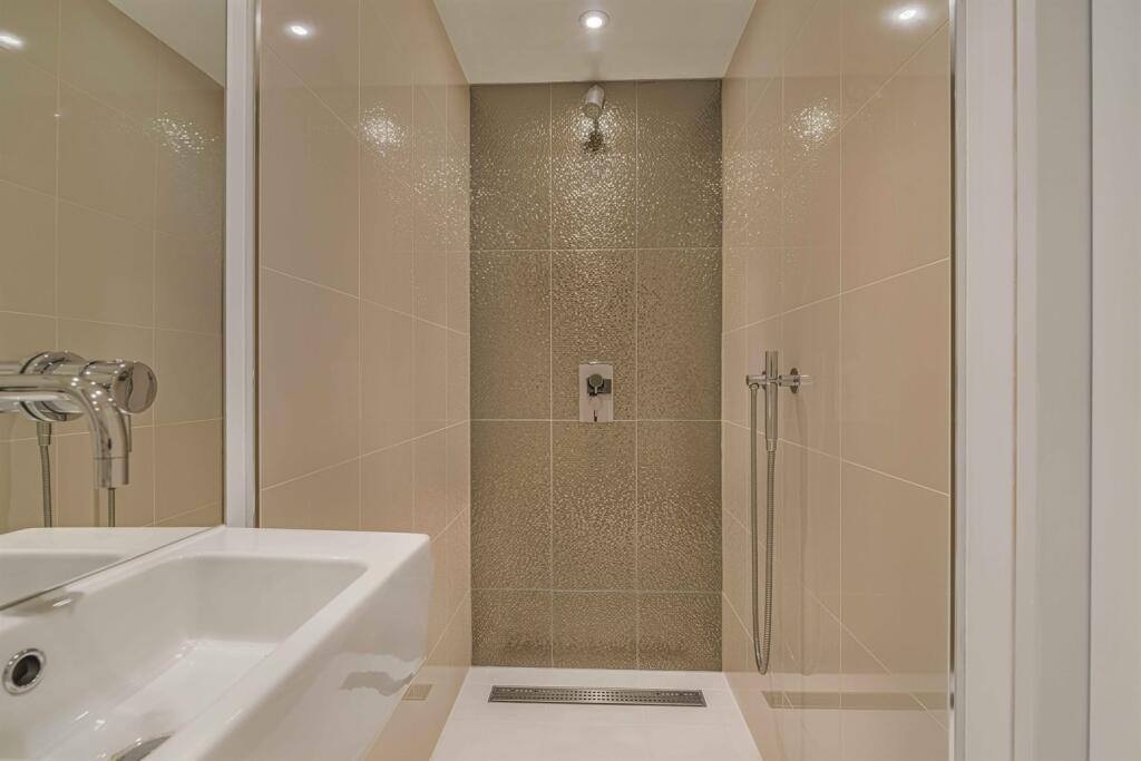 2 bedroom apartment for sale in Langham Mount, East Downs Road, Bowdon, WA14